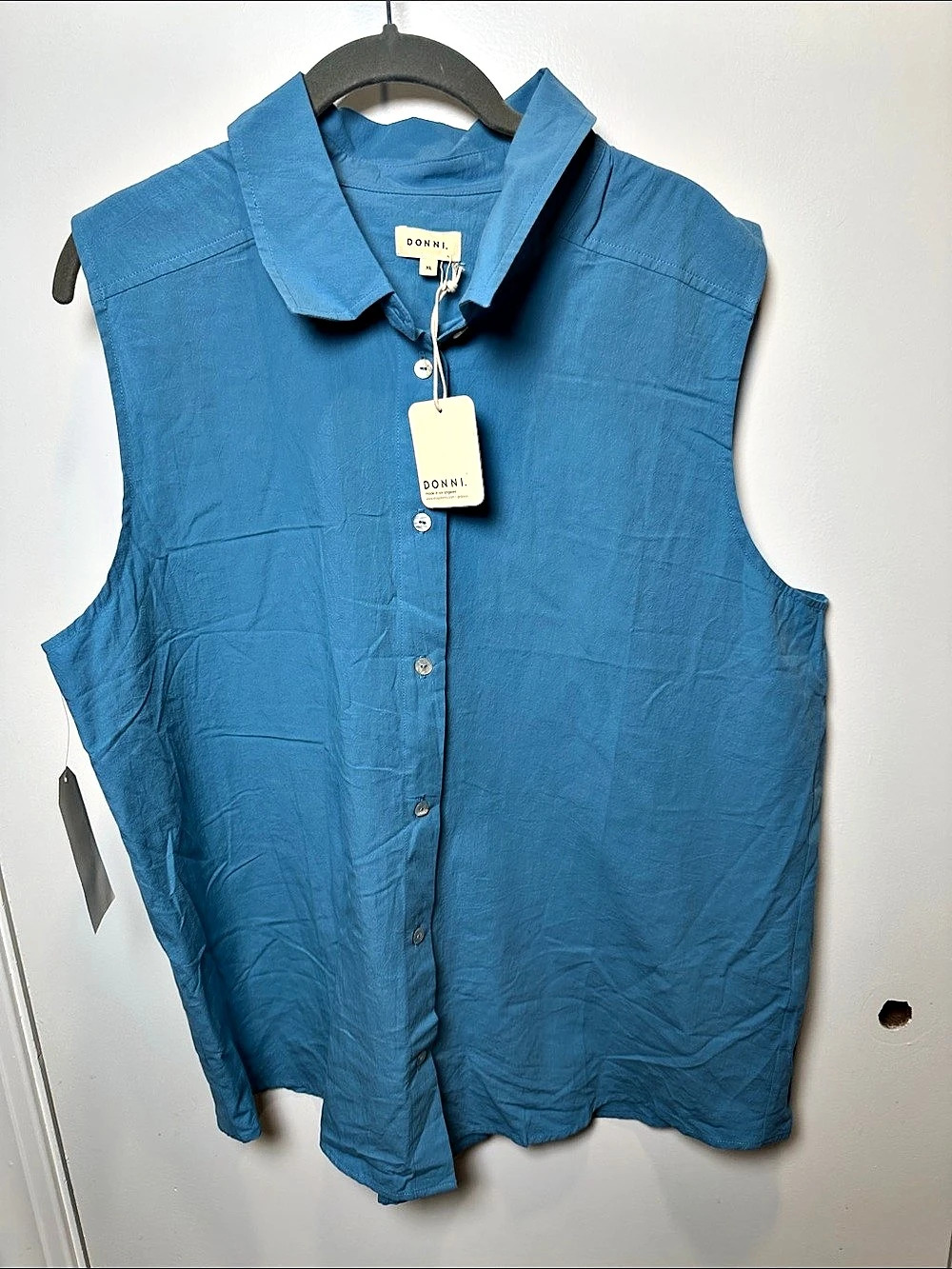 DONNI. The Pop Sleeveless Shirt. Cotton Sleeveless Button Down in Blue XL (55)